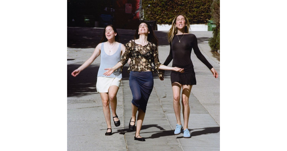 HAIM lança “Everybody’s Trying to Figure Me Out”, single inspirado em crise de ansiedade